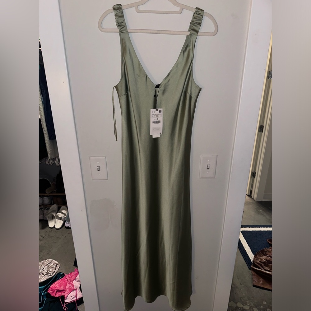 Zara dress . Never worn , tags still on